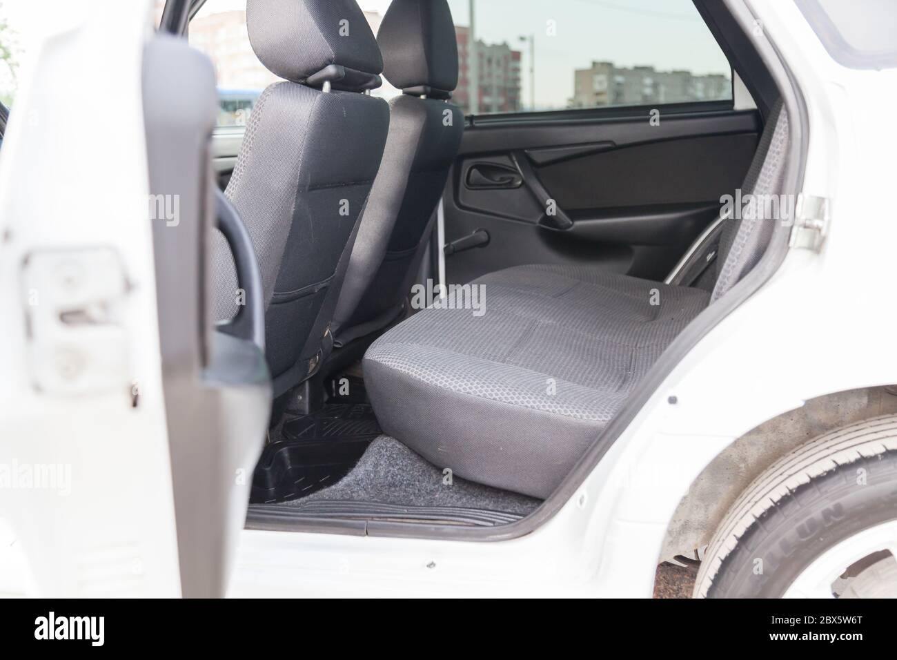Novosibirsk, Russia - 05.20.2020: Apertura della porta posteriore del vecchio marchio automobilistico russo LADA VAZ 2114 una fila di sedili passeggero imbottiti in tessuto grigio e WIT Foto Stock