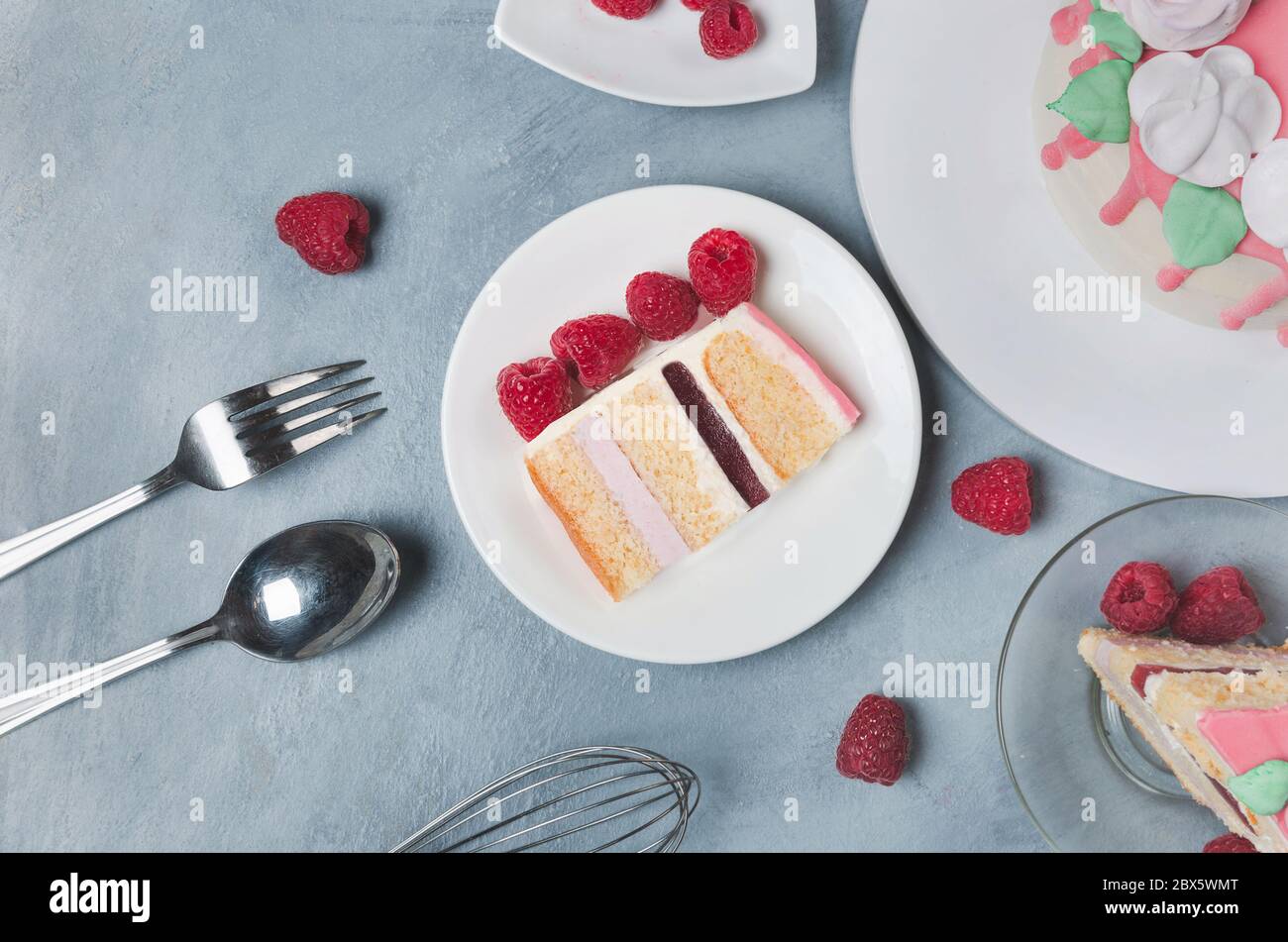 Pezzo di piatto di lampone in cakeon con lamponi intorno Foto Stock