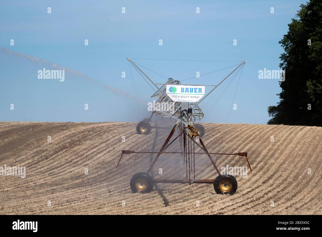 Cracovia am See, Germania. 03 giugno 2020. Un impianto sprinkler mobile irriga un campo vicino a Cracovia am See nel Meclemburgo-Vorpommern. La siccità nel nord sta diventando sempre più grave. Credit: Lord-Lord/dpa-Zentralbild/ZB/dpa/Alamy Live News Foto Stock