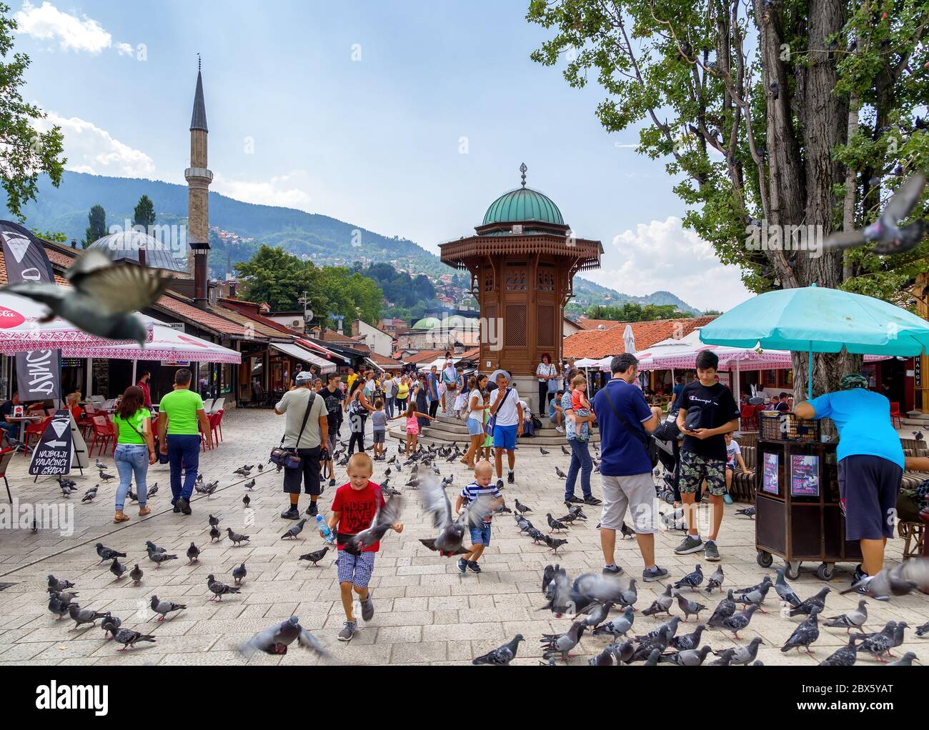 Piazza Bascarsija con fontana in legno Sebilj nel centro storico di Sarajevo. Bascarsija è il simbolo di Sarajevo, con la sua architettura orientale Foto Stock