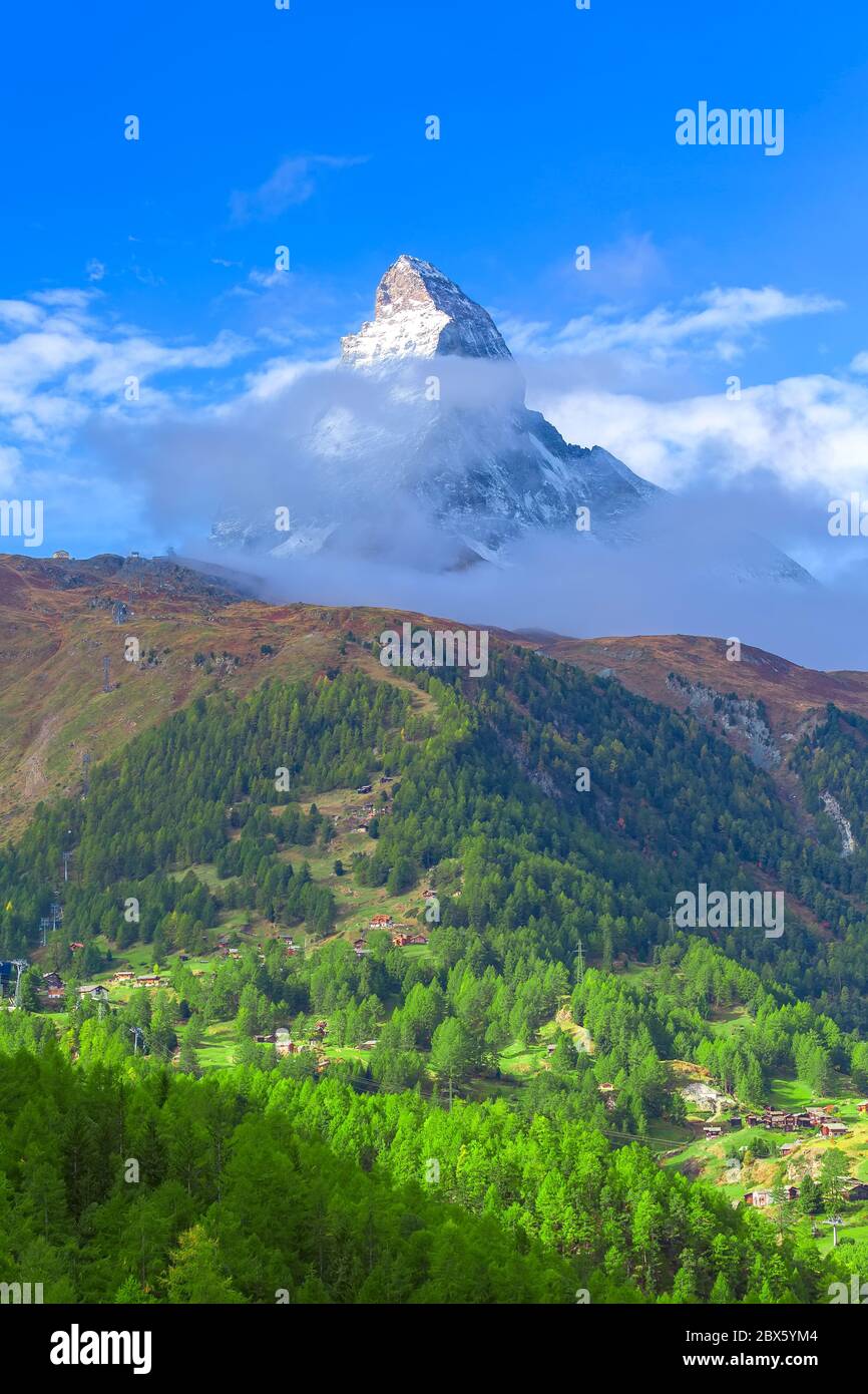 Cervino Snow mount e bellissimo villaggio alpino nelle pinete, Svizzera, Alpi Svizzere Foto Stock