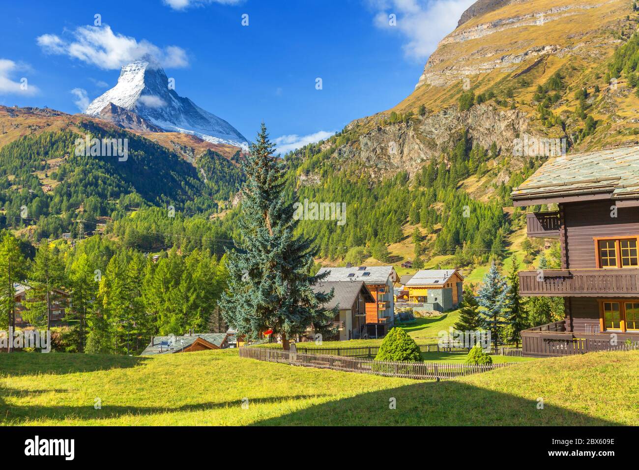 Zermatt, case alpine svizzere, pini e montagna di neve del Cervino, Alpi svizzere Foto Stock