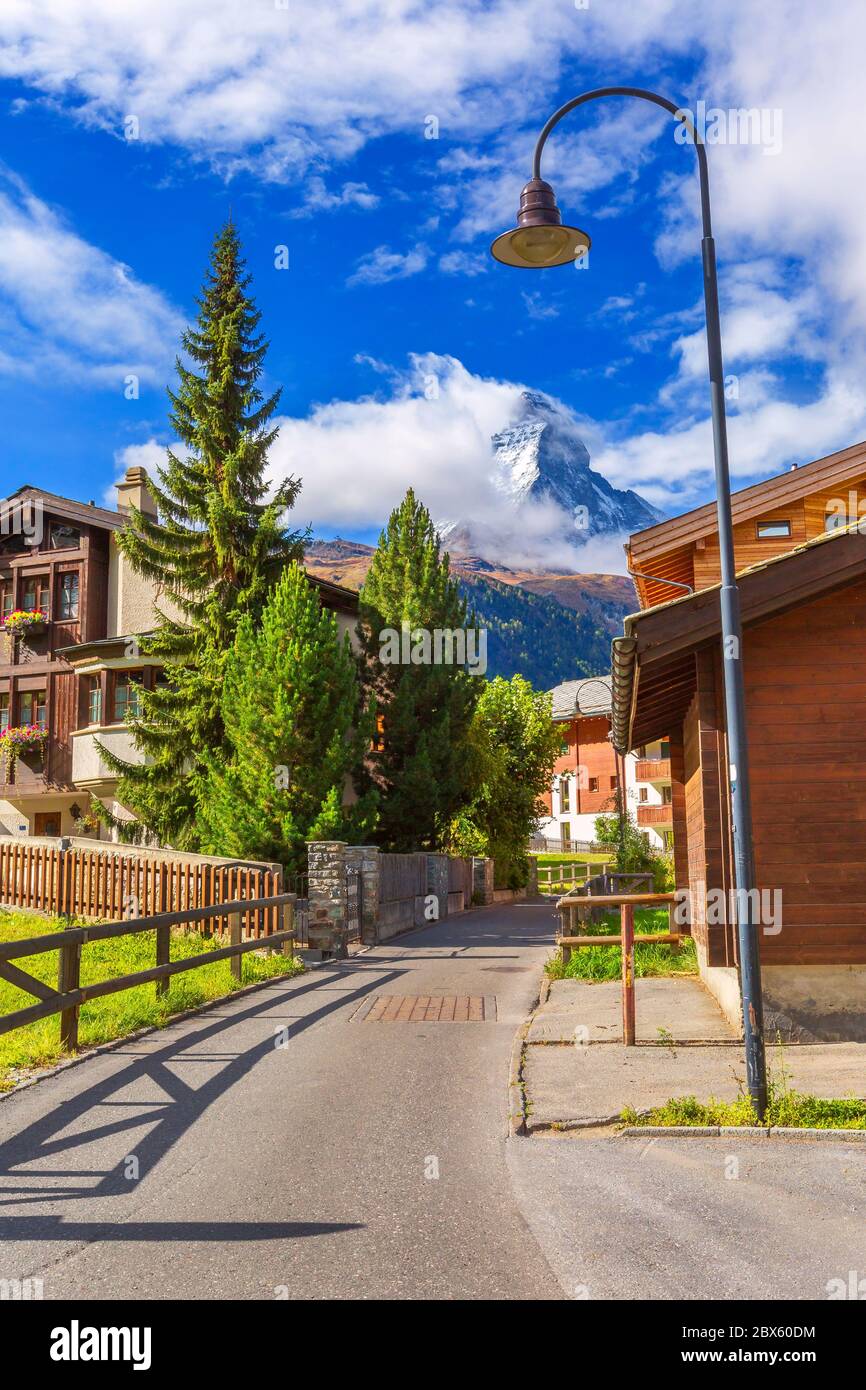Zermatt, case alpine svizzere e cima della montagna del Cervino, Alpi svizzere Foto Stock
