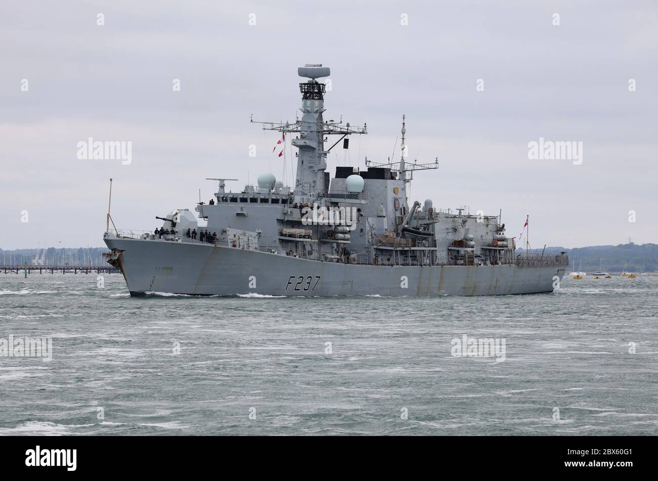 La Royal Navy Type 23 anti-sottomarino fregata HMS WESTMINSTER lasciare porto questa mattina Foto Stock