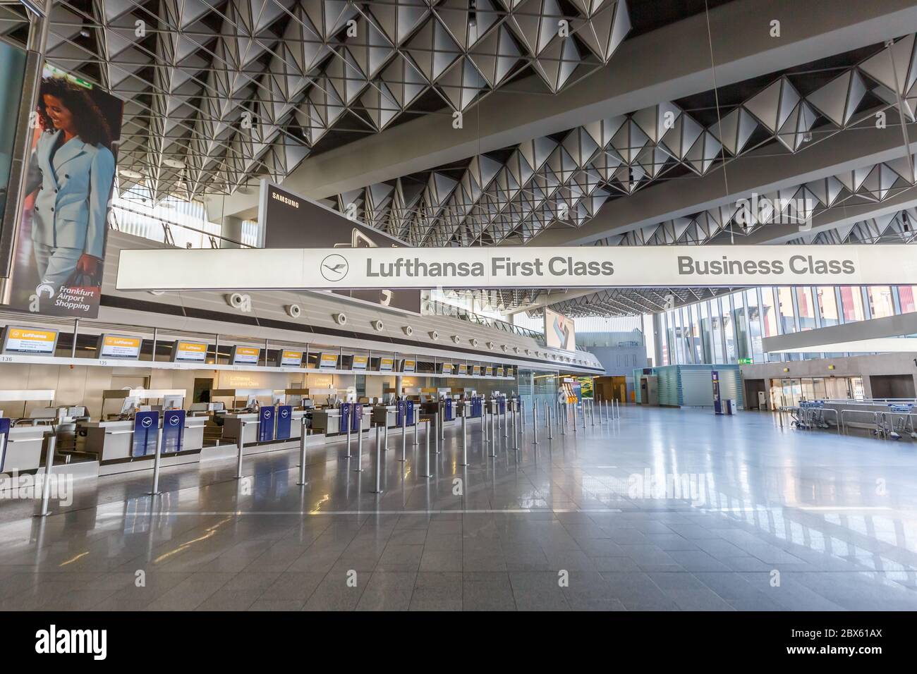Francoforte, Germania 7 aprile 2020: Banchi di check-in Lufthansa Business First Class presso l'aeroporto di Francoforte fra, Germania. Foto Stock