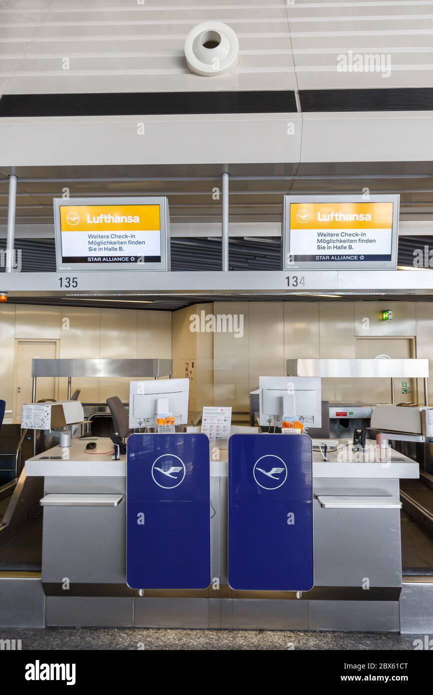 Francoforte, Germania 7 aprile 2020: Banco check-in Lufthansa presso l'aeroporto di Francoforte fra in Germania. Foto Stock