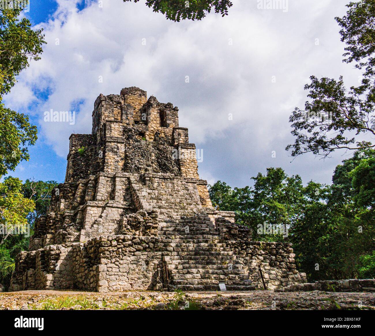 Rovine del tempio Maya nella giungla di Muyil, Messico Foto Stock