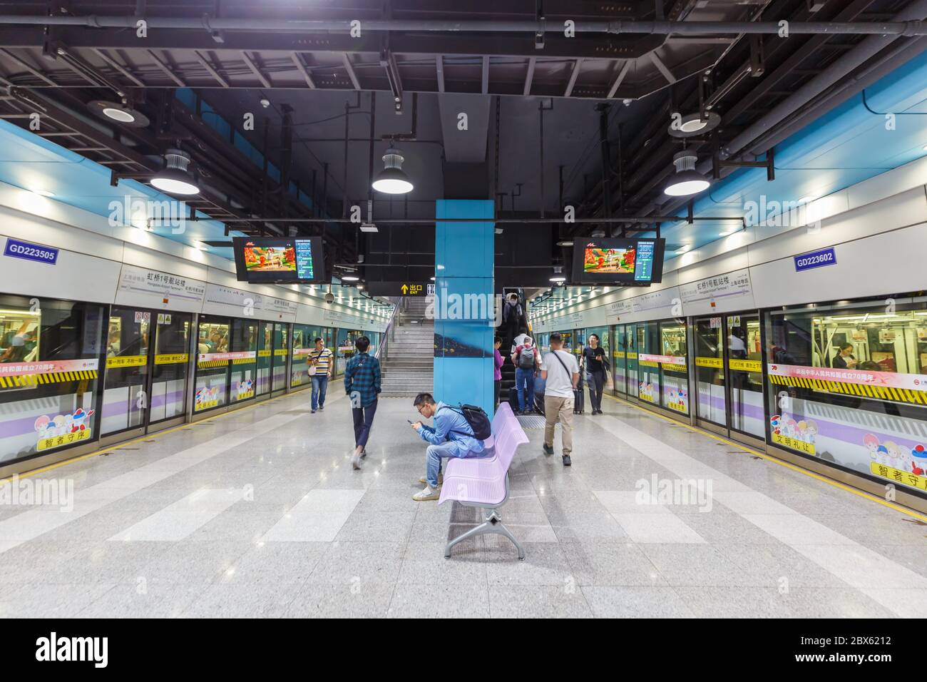 Shanghai, Cina 28 settembre 2019: Stazione della metropolitana di Shanghai Hongqiao Airport Terminal 1 MRT in Cina. Foto Stock