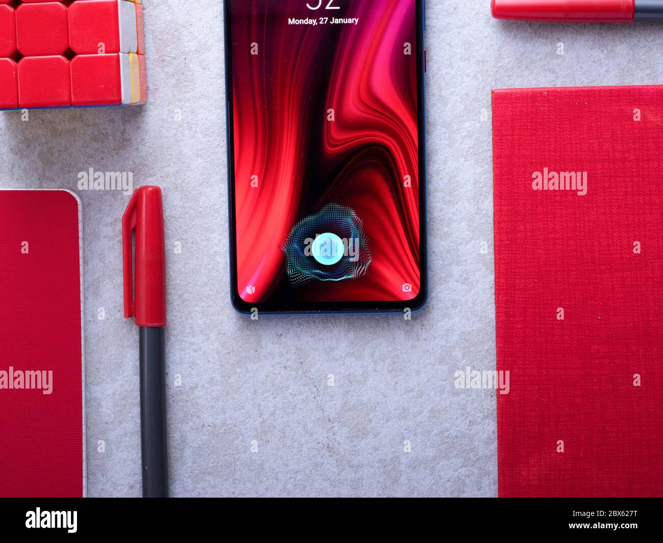 Sensore di impronte digitali sul display della nuova immagine di scorta del telefono. Foto Stock