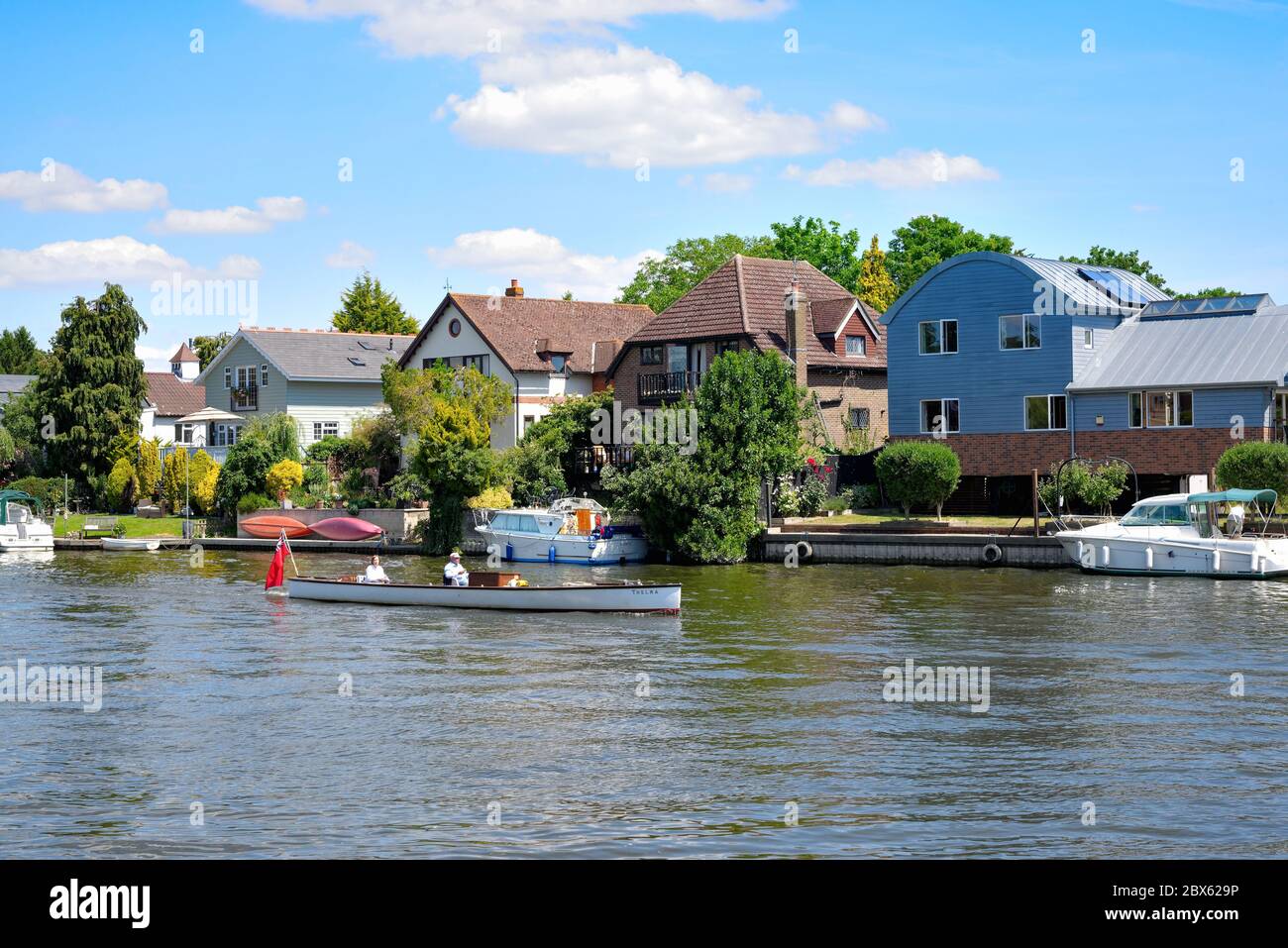Il Tamigi a Old Windsor con esclusive case lungo il fiume in una giornata estiva soleggiata, Berkshire Inghilterra UK Foto Stock