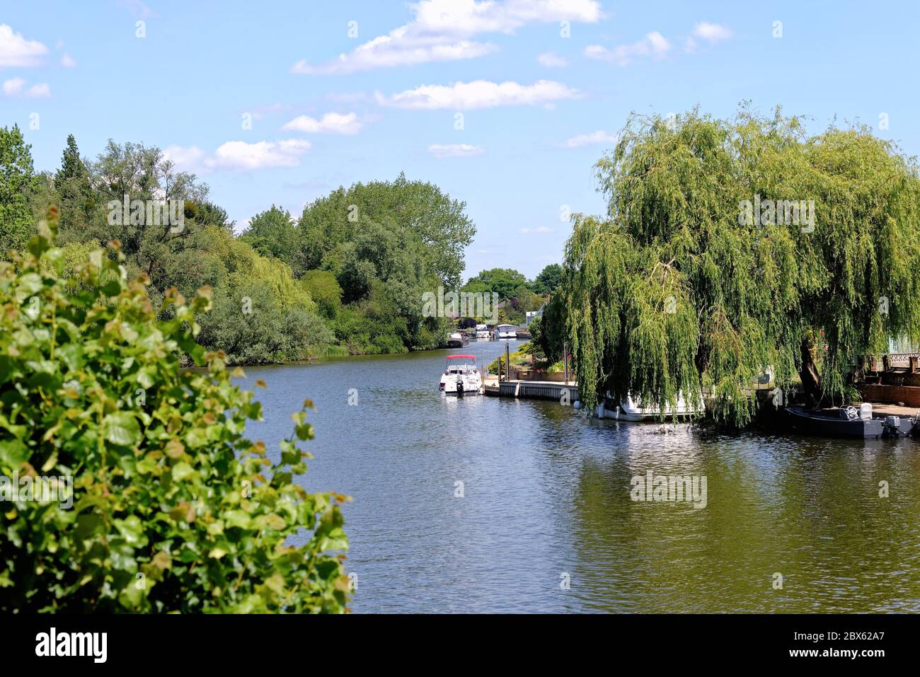 Il Tamigi a Old Windsor con esclusive case lungo il fiume in una giornata estiva soleggiata, Berkshire Inghilterra UK Foto Stock