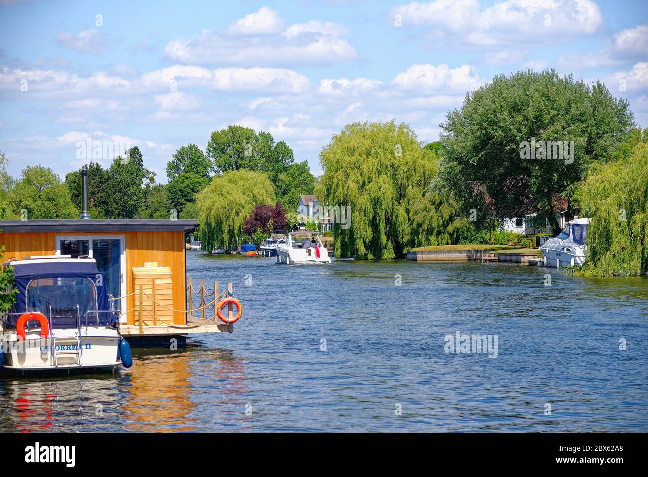 Il Tamigi a Old Windsor con esclusive case lungo il fiume in una giornata estiva soleggiata, Berkshire Inghilterra UK Foto Stock