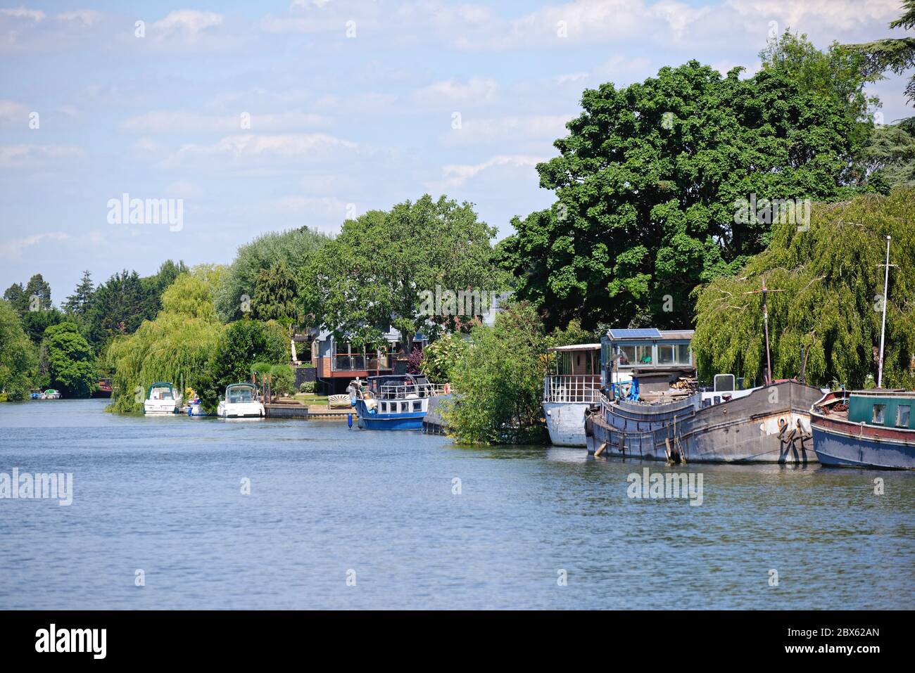 Il Tamigi a Old Windsor con esclusive case lungo il fiume in una giornata estiva soleggiata, Berkshire Inghilterra UK Foto Stock