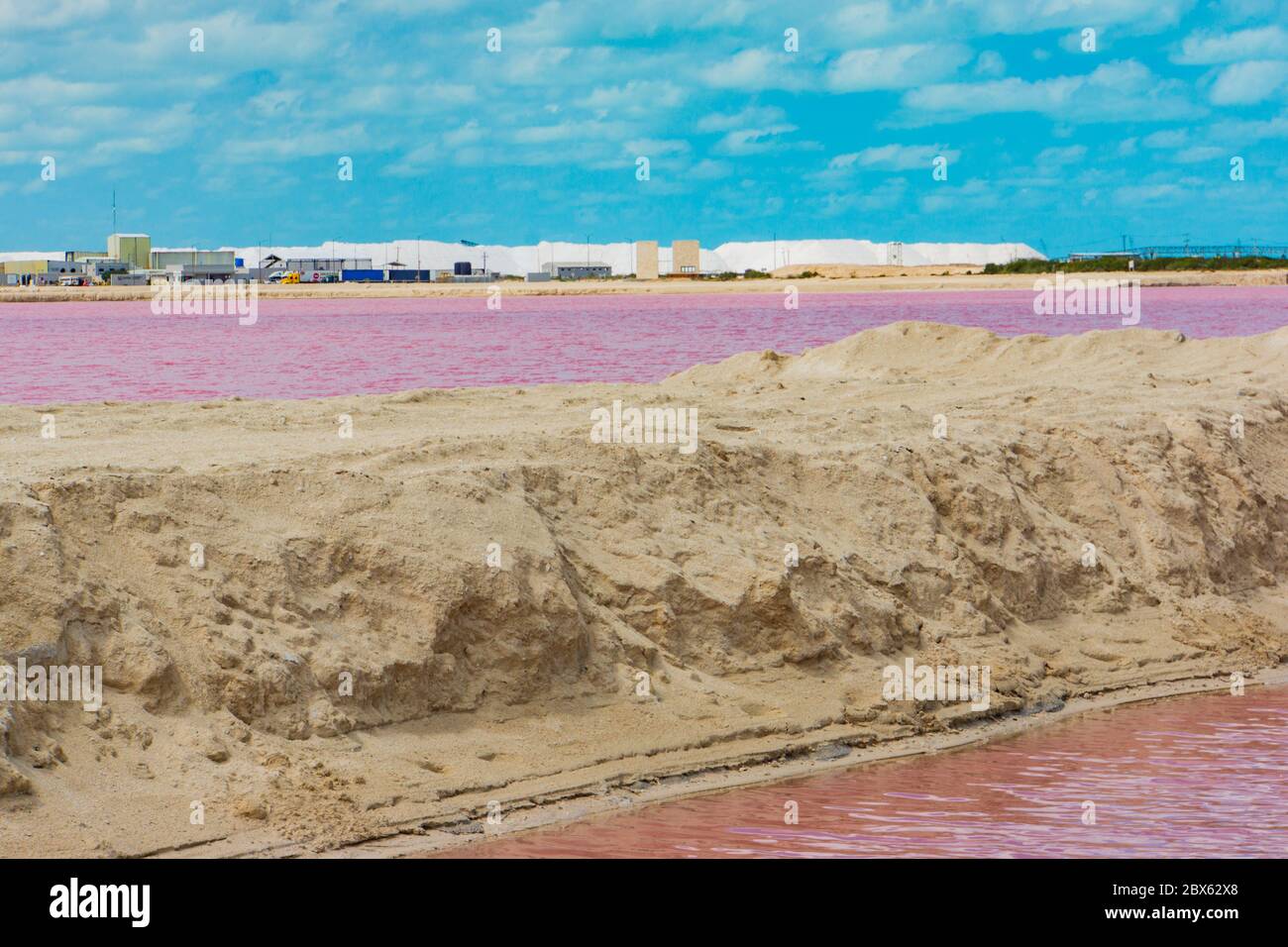 stagni rosa, enormi stagni di evaporazione del sale per l'estrazione del sale marino con microrganismi che trasformano l'acqua rosa come la concentrazione del sale aumenta Foto Stock
