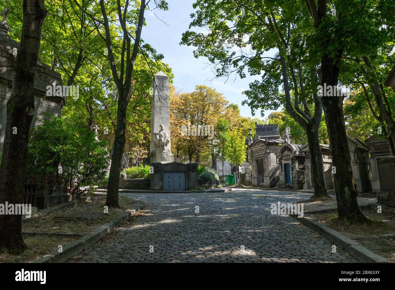 Cimitero di Père Lachaise, Parigi, Francia. Più grande in Francia, la necropoli più visitata del mondo. Bellissimo scatto, giorno di sole. Natura lussuosa, grandiosa Foto Stock
