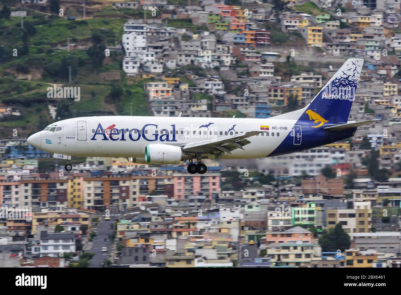 Quito, Ecuador 15 giugno 2011: AeroGal Boeing 737-300 aereo all'aeroporto di Quito UIO in Ecuador. Boeing è una sede di un costruttore americano di aeromobili Foto Stock