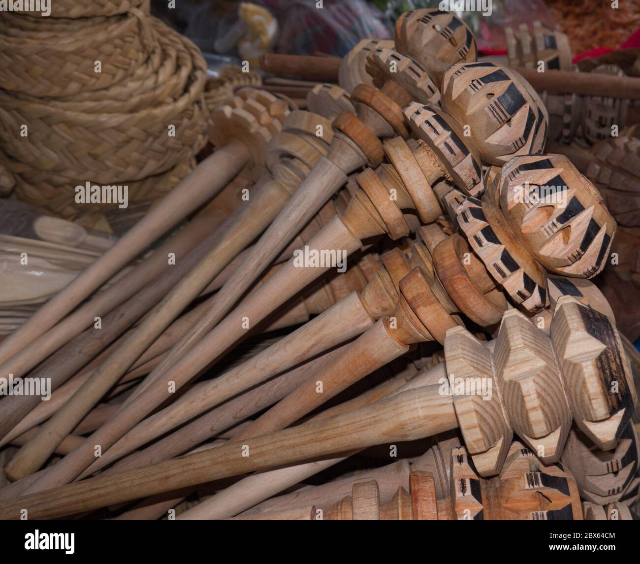 Frusta di legno molinillo per la produzione di cioccolata calda messicana Foto Stock