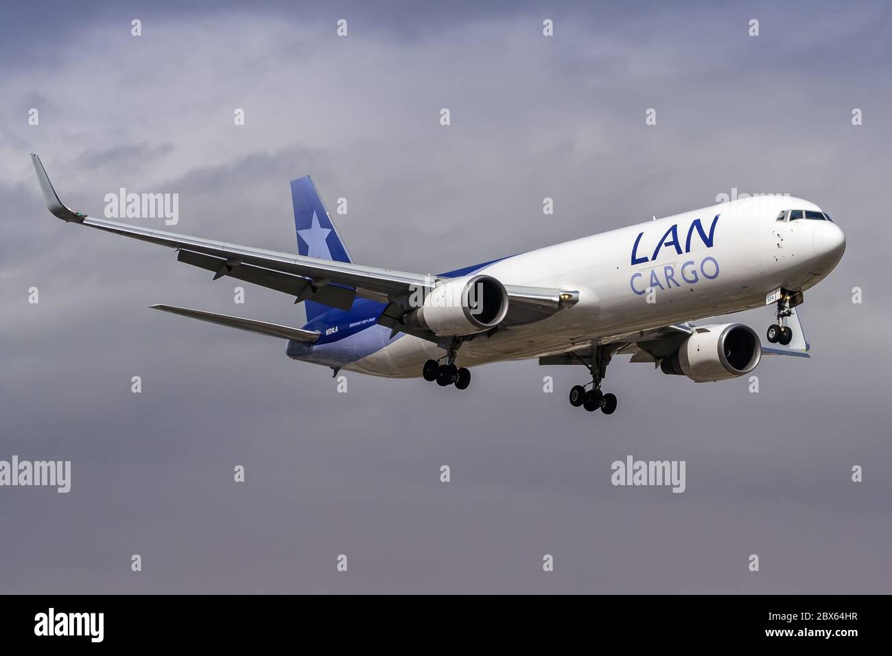 Quito, Ecuador 15 giugno 2011: LAN Cargo Boeing 767-300F aereo all'aeroporto UIO di Quito in Ecuador. Boeing è un headquar americano produttore di aeromobili Foto Stock