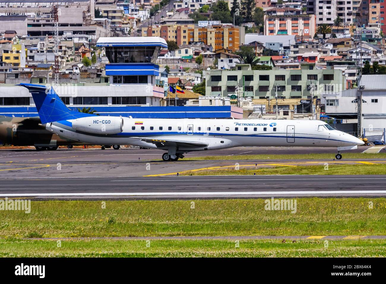 Quito, Ecuador 13 giugno 2011: Petroecuador Embraer 145 aereo all'aeroporto UIO di Quito in Ecuador. Foto Stock