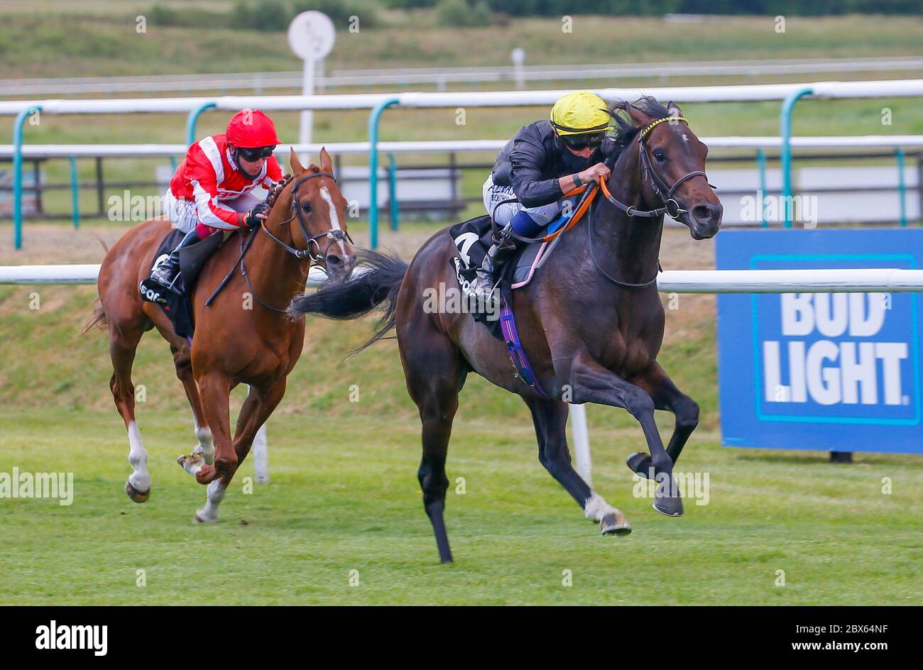 Il Re Inglese guidato da Tom Marquand vince la Betsafe Derby Trial Stakes all'Ippodromo di Lingfield. Foto Stock