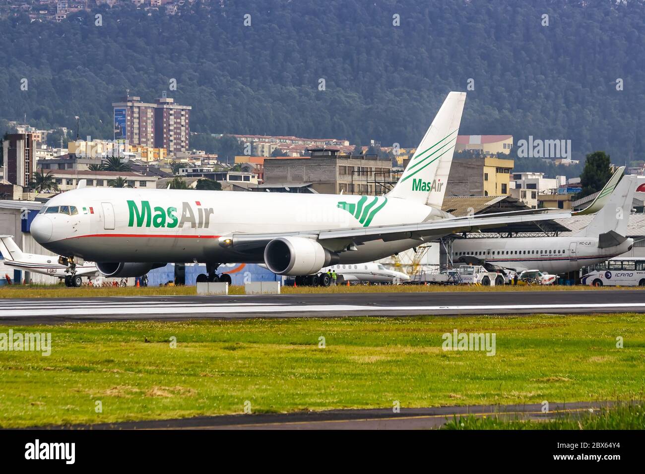 Quito, Ecuador 16 giugno 2011: MasAir Boeing 767-300F aereo all'aeroporto UIO di Quito in Ecuador. Boeing è una sede di un costruttore americano di aeromobili Foto Stock