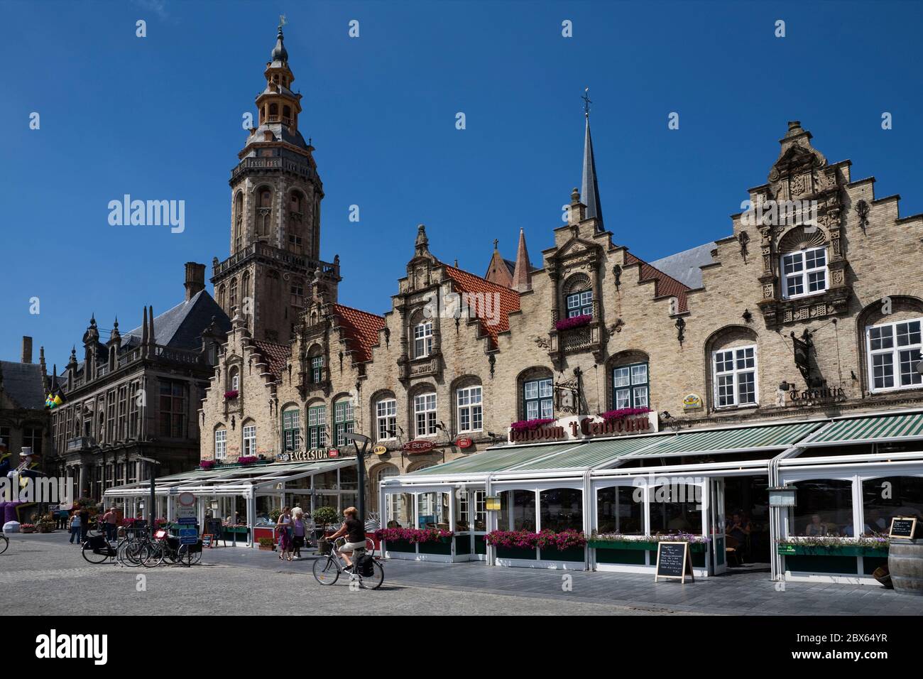 Grote Markt con ristoranti e la torre della chiesa di Saint Walburga`s (Saint Walburgakerk). Foto Stock