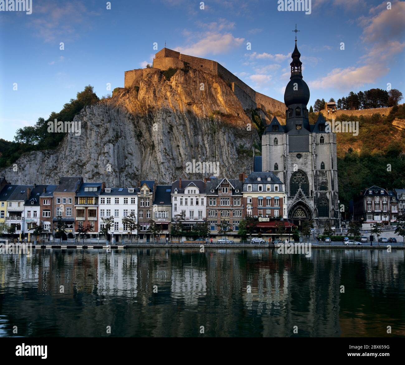 Collegiata e Cittadella sul fiume Mosa, Dinant, Namur, Belgio Foto Stock