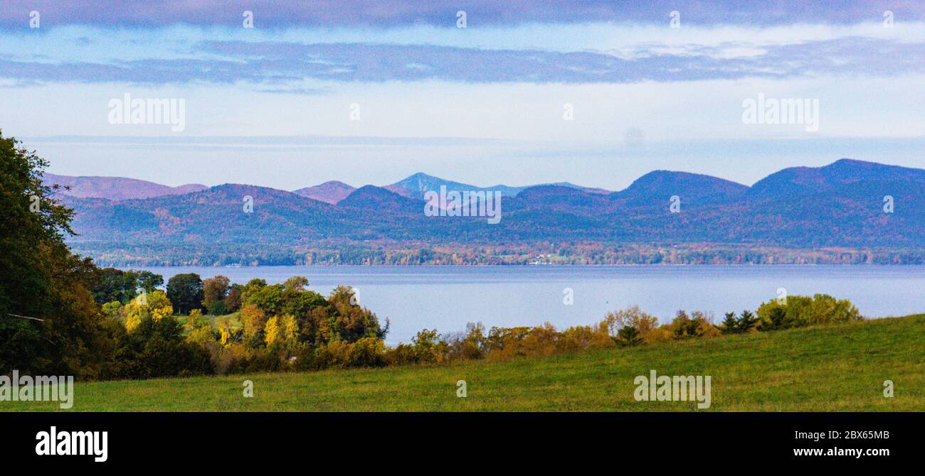 Vista del lago Champlain e delle montagne Adirondack a New York da Shelburne Farms in Vermont Foto Stock