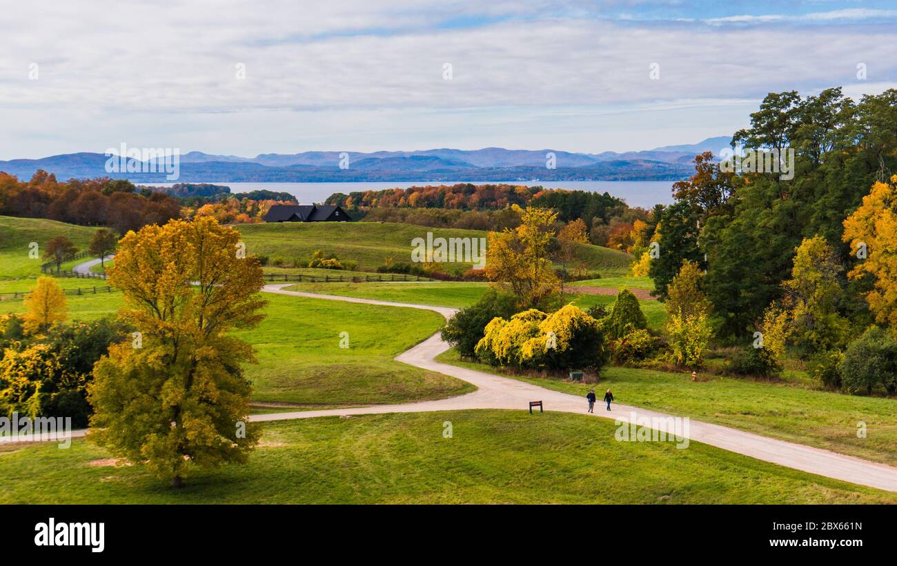 Vista del lago Champlain e delle montagne Adirondack a New York da Shelburme Farms in Vermont Foto Stock