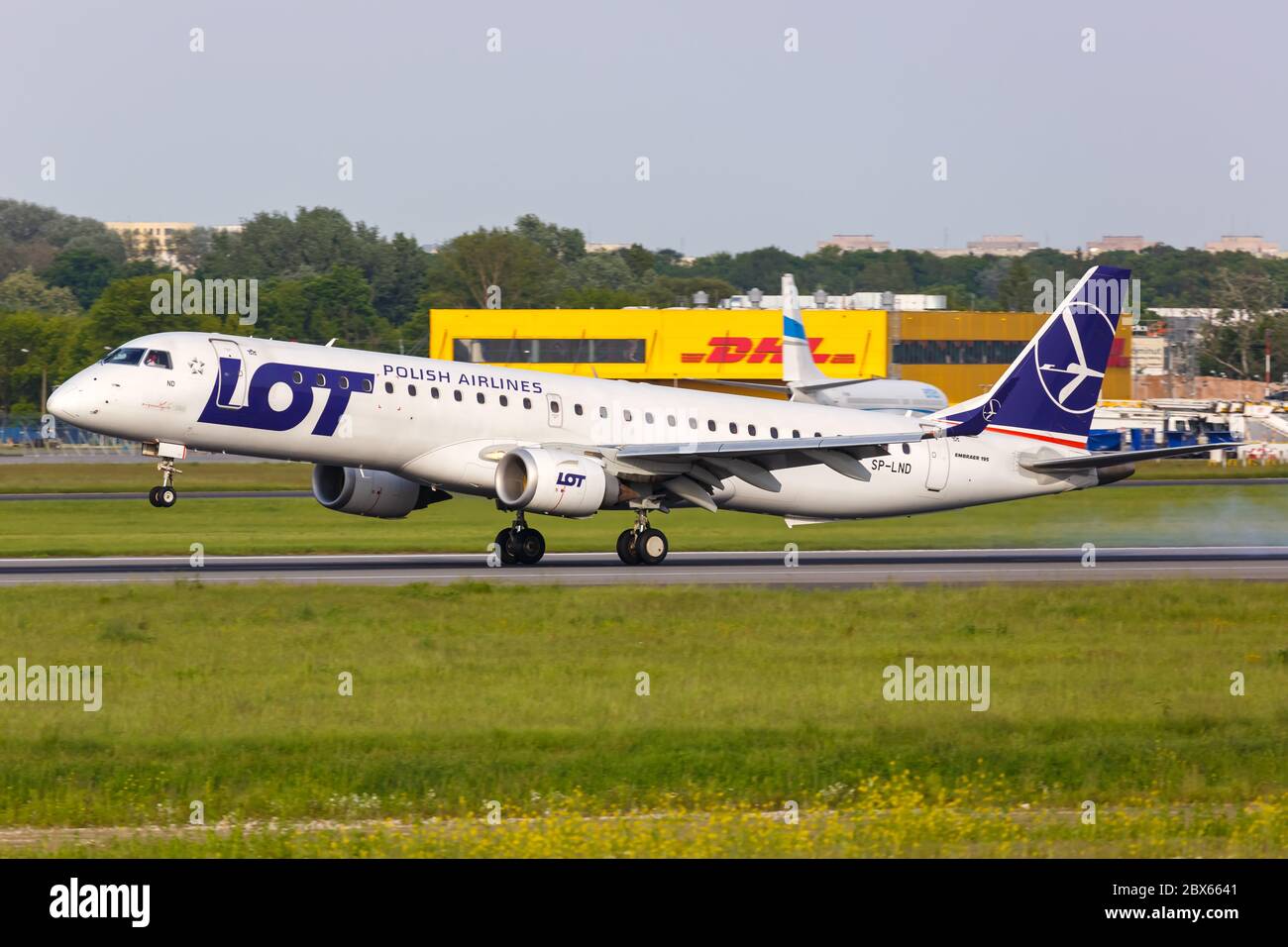 Varsavia, Polonia - 26 maggio 2019: LOT Polskie Lotnicze Embraer 195 aereo all'aeroporto di Varsavia WAW in Polonia. Foto Stock