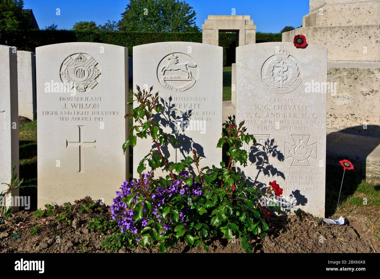 Tomba del doppio inglese Victoria Cross, capitano destinatario Noel Godfrey Chavasse (1884-1917) a Brandhoek nuovo cimitero militare a Ypres, Belgio Foto Stock