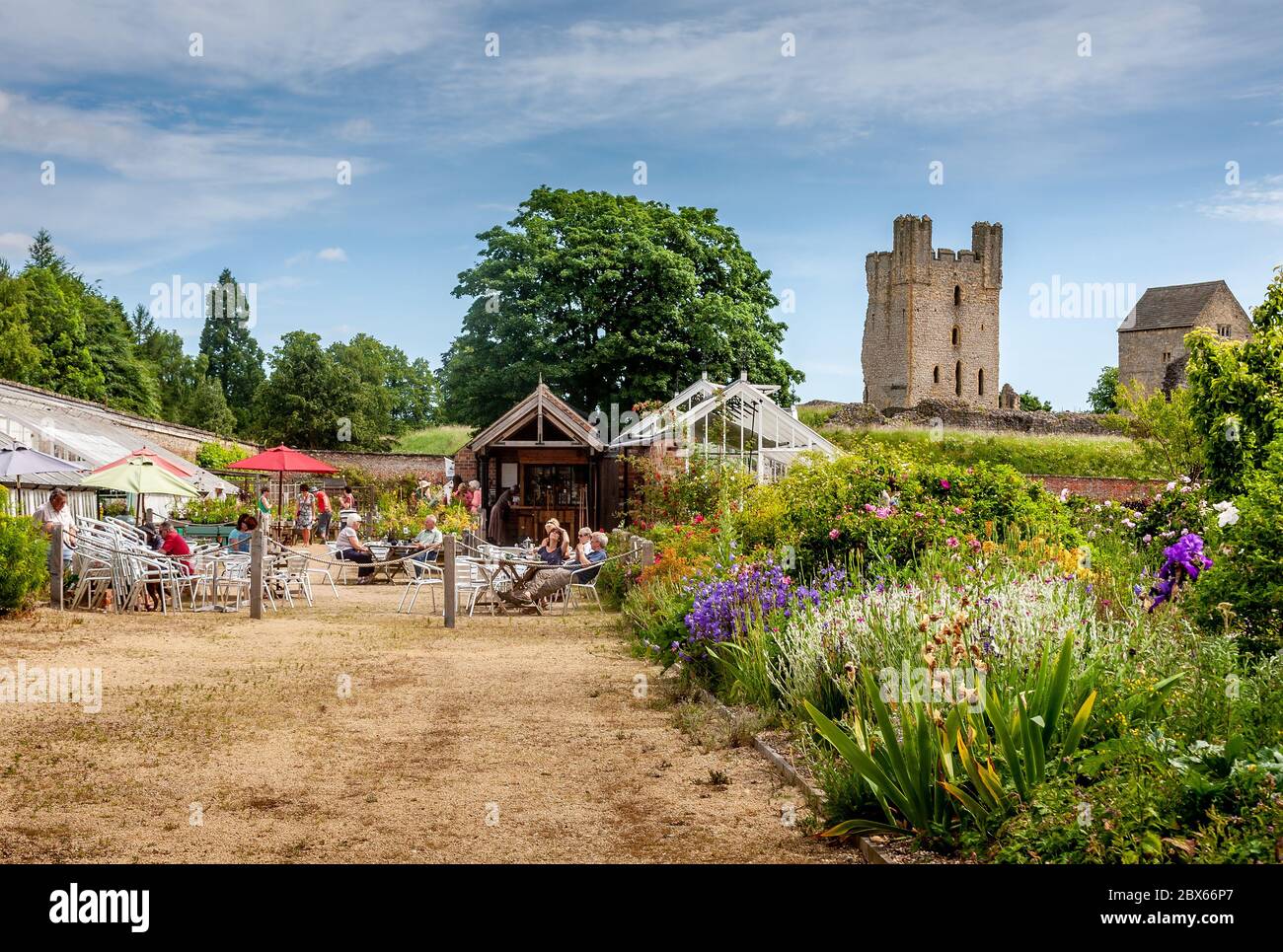 Il castello di Helmsley si affaccia a est dai giardini adiacenti, lo Yorkshire Foto Stock