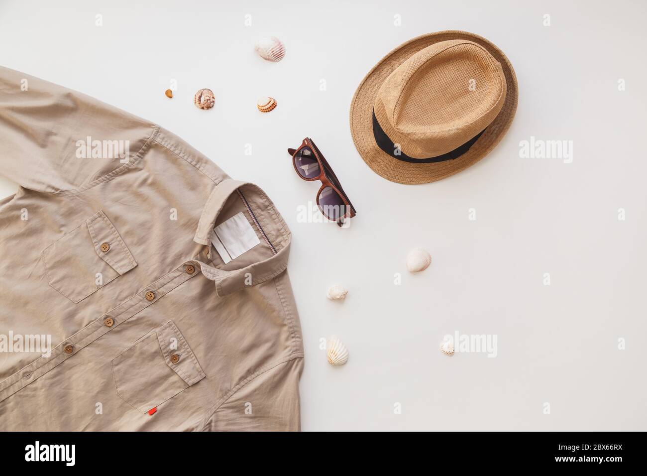 Concetto alla moda, camicia da uomo e occhiali da sole isolati su sfondo bianco. Disposizione piatta, stile estivo. Foto Stock
