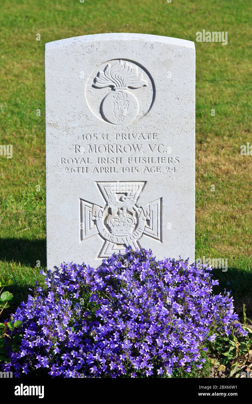 Tomba dell'irlandese (esercito britannico) Victoria Cross ha ricevuto Robert Morrow (1891-1915) al cimitero della Casa Bianca a Ypres, Belgio Foto Stock