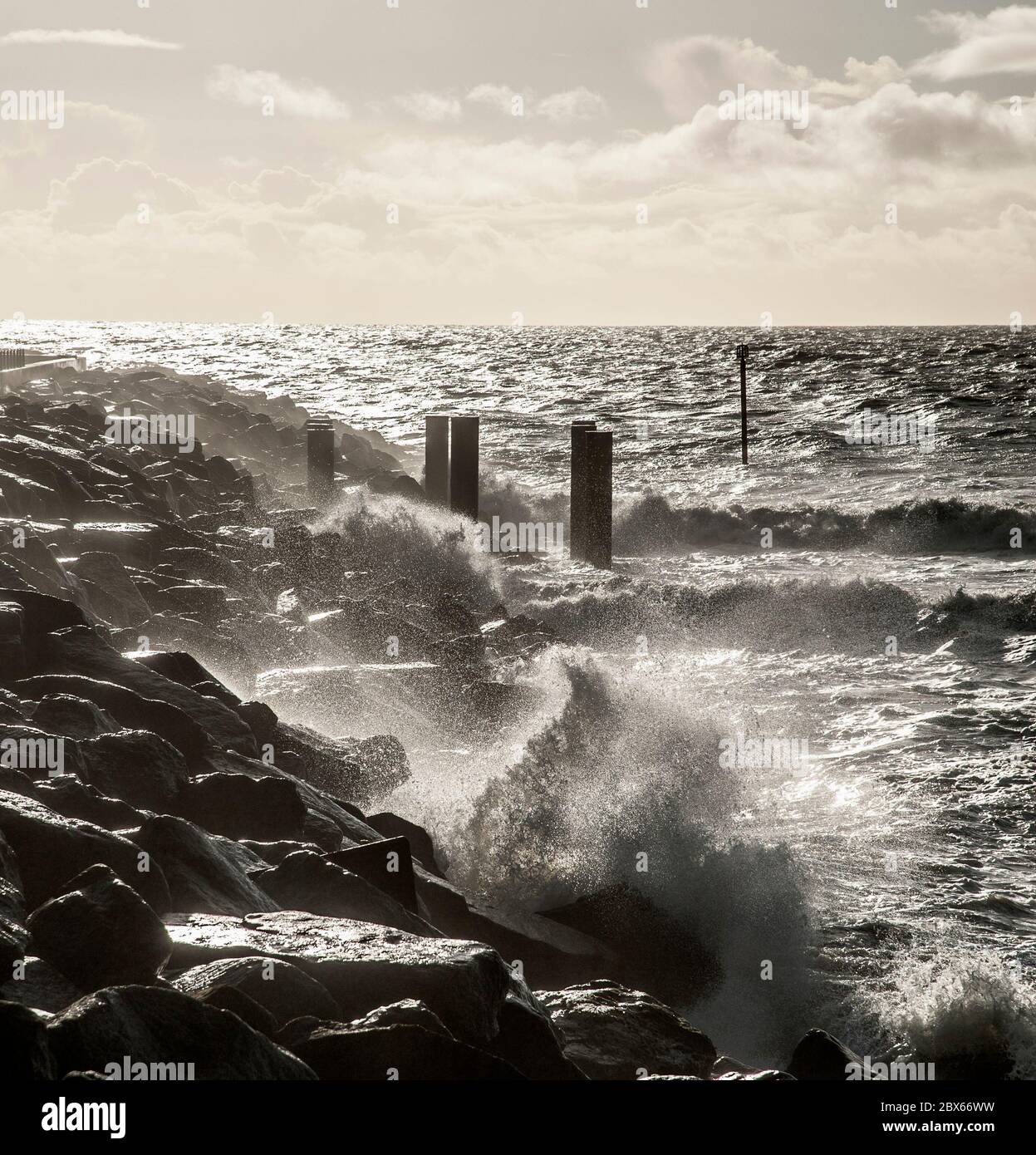 Mare agitate sulla costa del Dorset Foto Stock