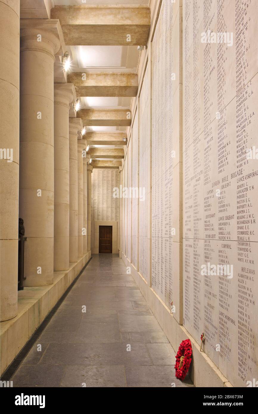 I nomi di migliaia di cittadini britannici e soldati del Commonwealth che morì durante la Prima Guerra Mondiale sul Menin Gate Memorial per la mancanza di Ypres, Belgio Foto Stock