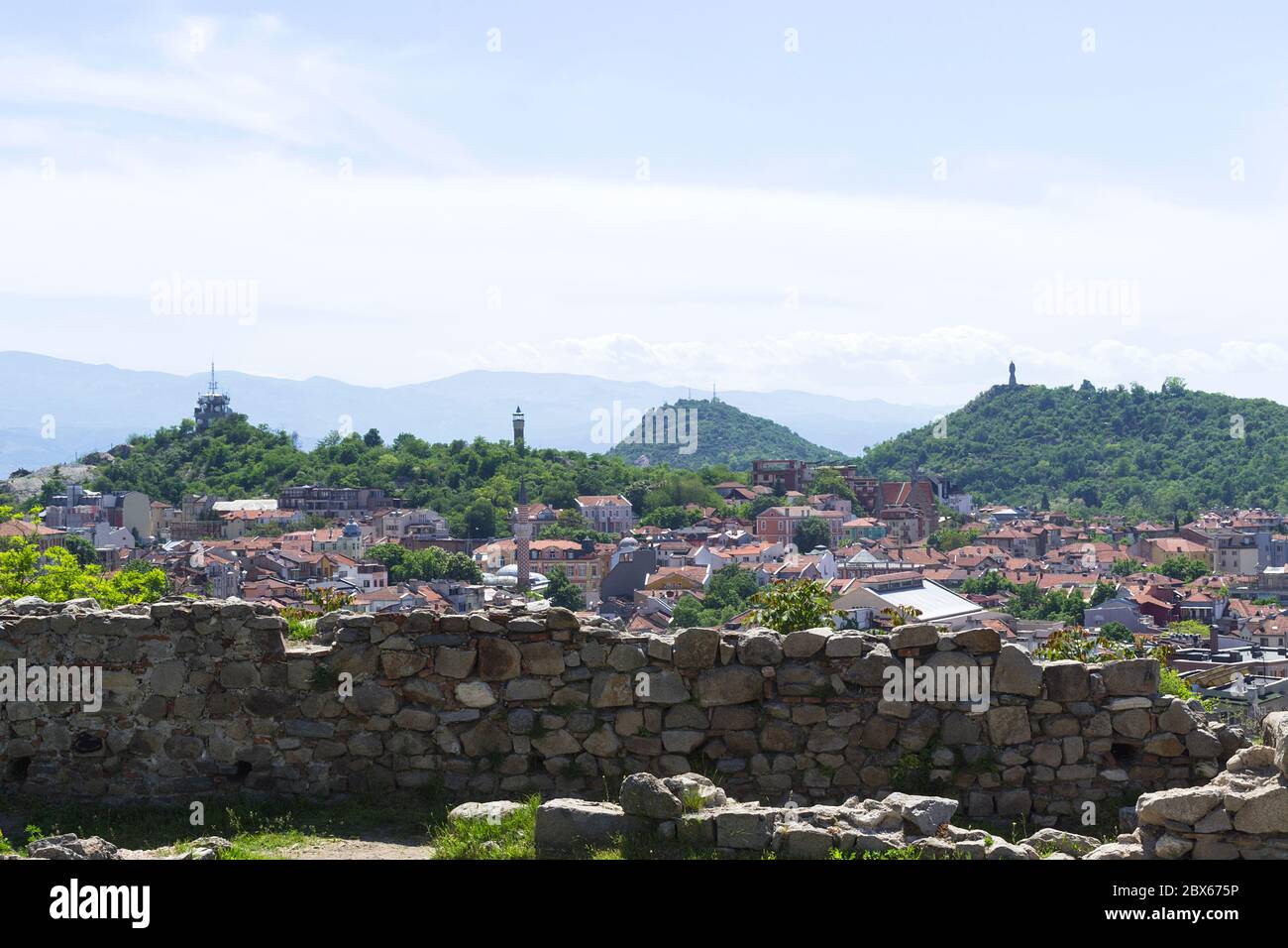 Vista dalla collina di Nebet alle tre colline Jendem Tepe, Bunardjika e Sahat Tepe. Estate 2020. Foto Stock