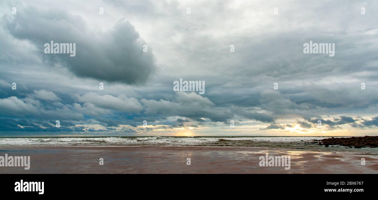 Vista su Solway Firth con cielo nuvoloso Foto Stock