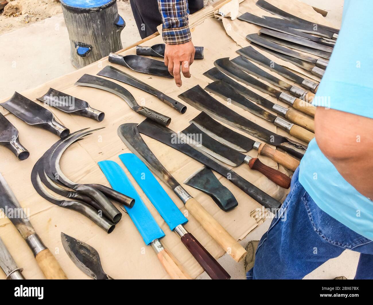 Coltelli in metallo vari stile multiuso in agricoltura e cucina è in acciaio fatto a mano della campagna in thailandia. Foto Stock