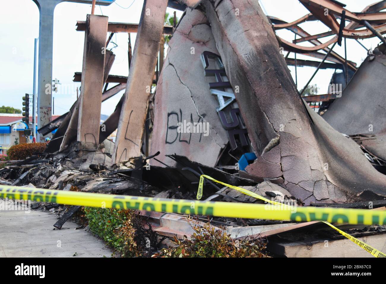 La Mesa, CA 31 maggio 2020 bruciò banca con BLM segnato sul relitto a seguito di vandalismo e saccheggi durante la protesta per la morte di George Floyd Foto Stock