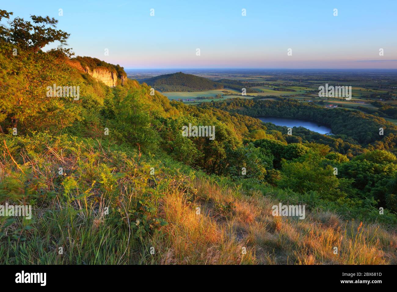 Vista elevata del North Yorkshire e del lago Gormire da Sutton Bank vicino a Thirsk, North Yorkshire Moors National Park, Inghilterra, Regno Unito Foto Stock