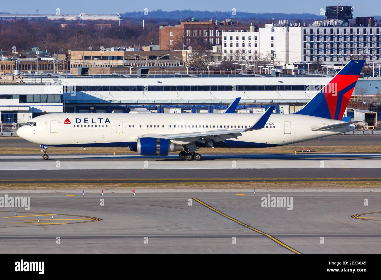 New York City, New York - 1 marzo 2020: Aereo Delta Air Lines Boeing 767-300ER all'aeroporto JFK di New York (JFK) a New York. Boeing è un americano ai Foto Stock