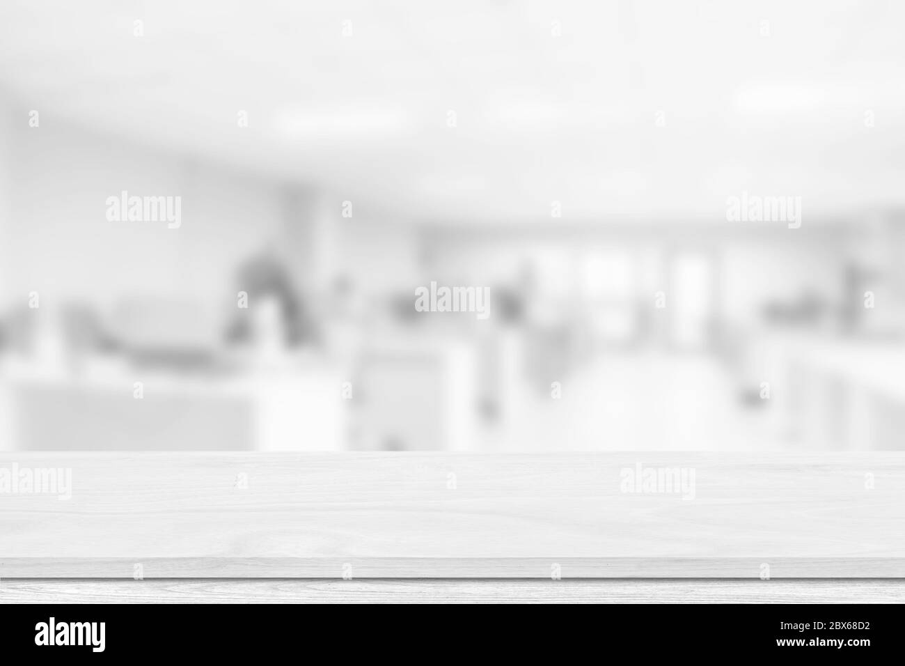 Piano vuoto bianco, contro sfocatura bokeh bianco sfondo chiaro. Ripiano vuoto in legno per esposizione, striscione o mockup di prodotti. Foto Stock