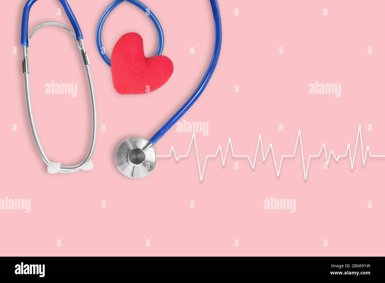 Stetoscopio blu medico con cuore rosso e cardiogramma su sfondo rosa. Idea per il concetto di sanità. Spazio di copia per il testo. Foto Stock