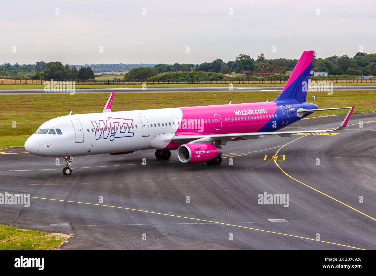 Luton, Regno Unito - 9 luglio 2019: WizAir UK Airbus A321 aereo all'aeroporto di Londra Luton (LTN) nel Regno Unito. Airbus è un aircra europeo Foto Stock