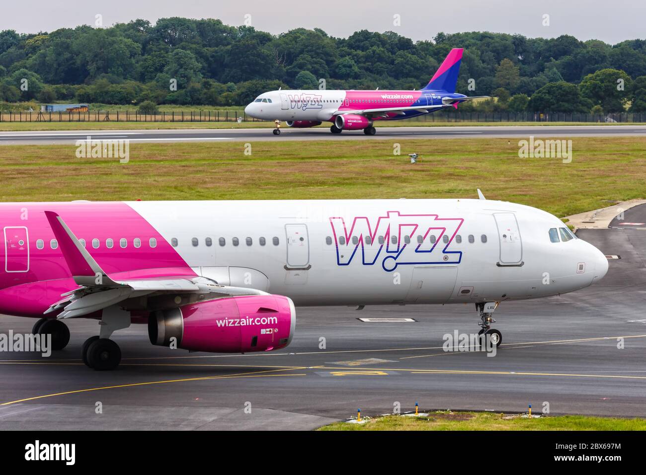 Luton, Regno Unito - 8 luglio 2019: WizAir Airbus A321 Airplanes presso l'aeroporto di Londra Luton (LTN) nel Regno Unito. Airbus è un aereo europeo Foto Stock