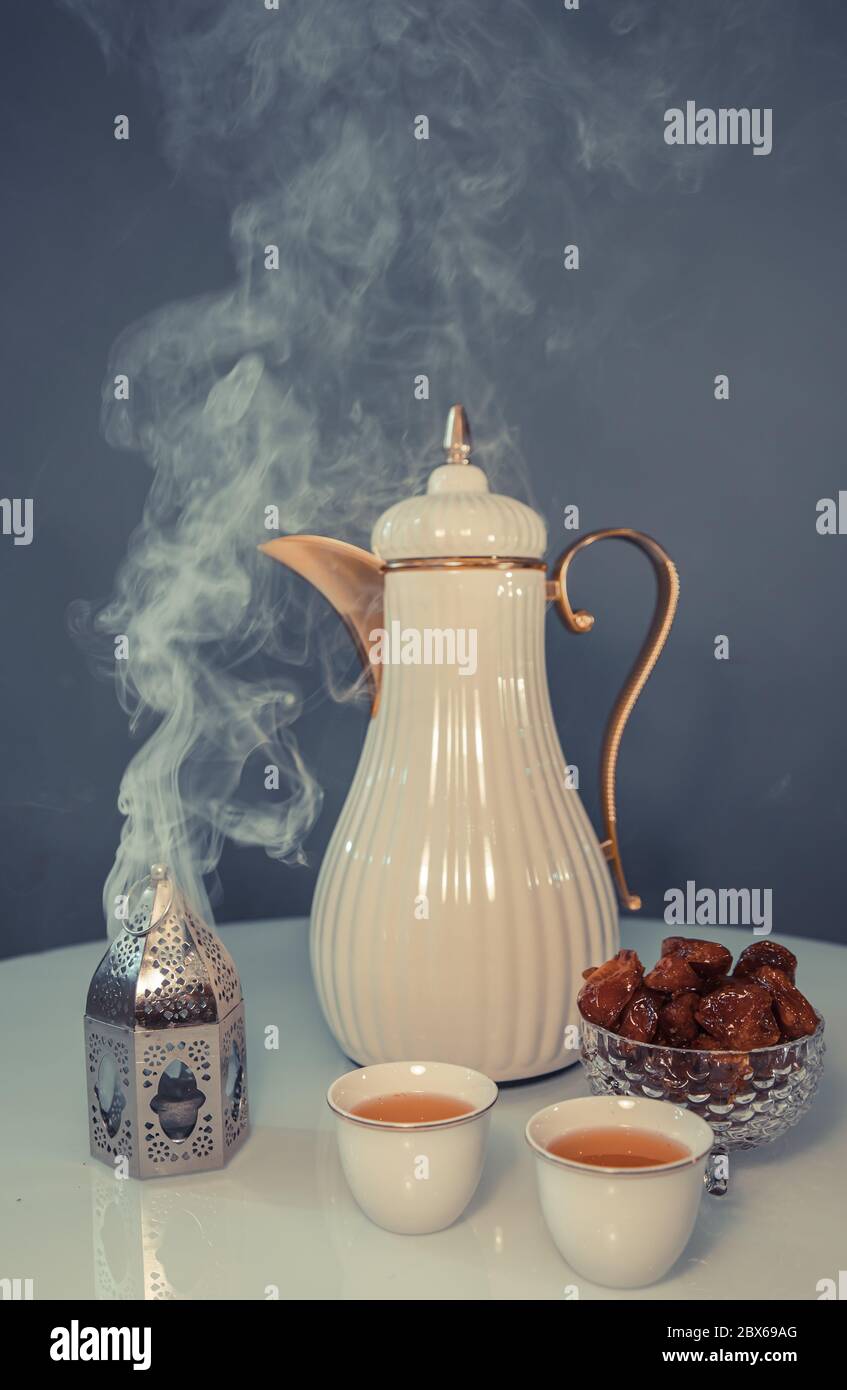 Datteri, caffè arabo e ciotola di lanterna islamica. Ramadan simbolo cultura araba . caffè arabo Foto Stock