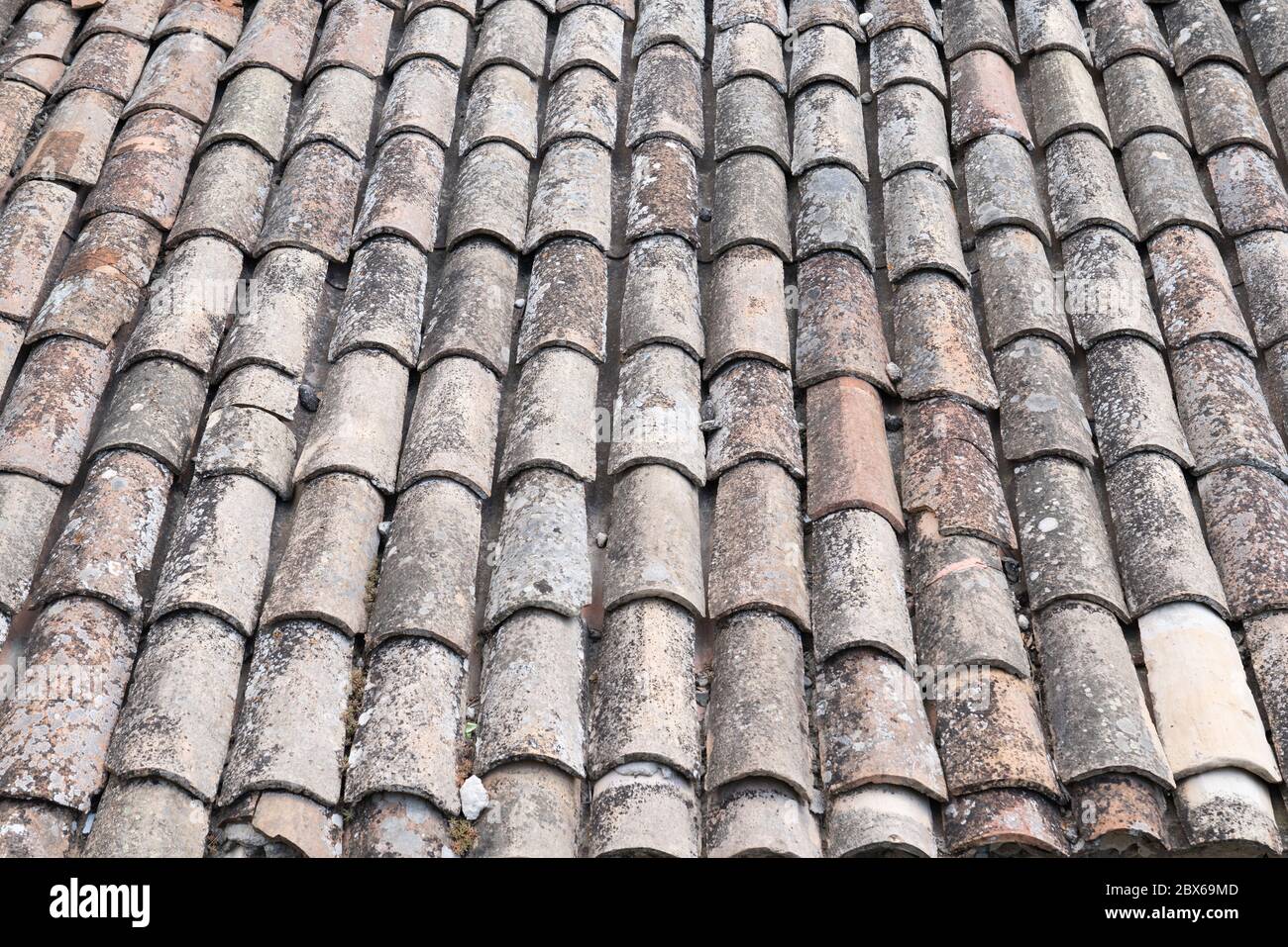 Vecchia casa di tegole nel villaggio sud della Francia Foto Stock