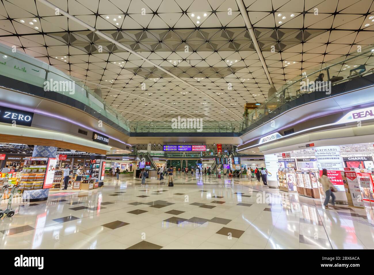 Hong Kong, Cina - 20 settembre 2019: Terminal Midfield Concourse all'aeroporto di Hong Kong (HKG) in Cina. Foto Stock