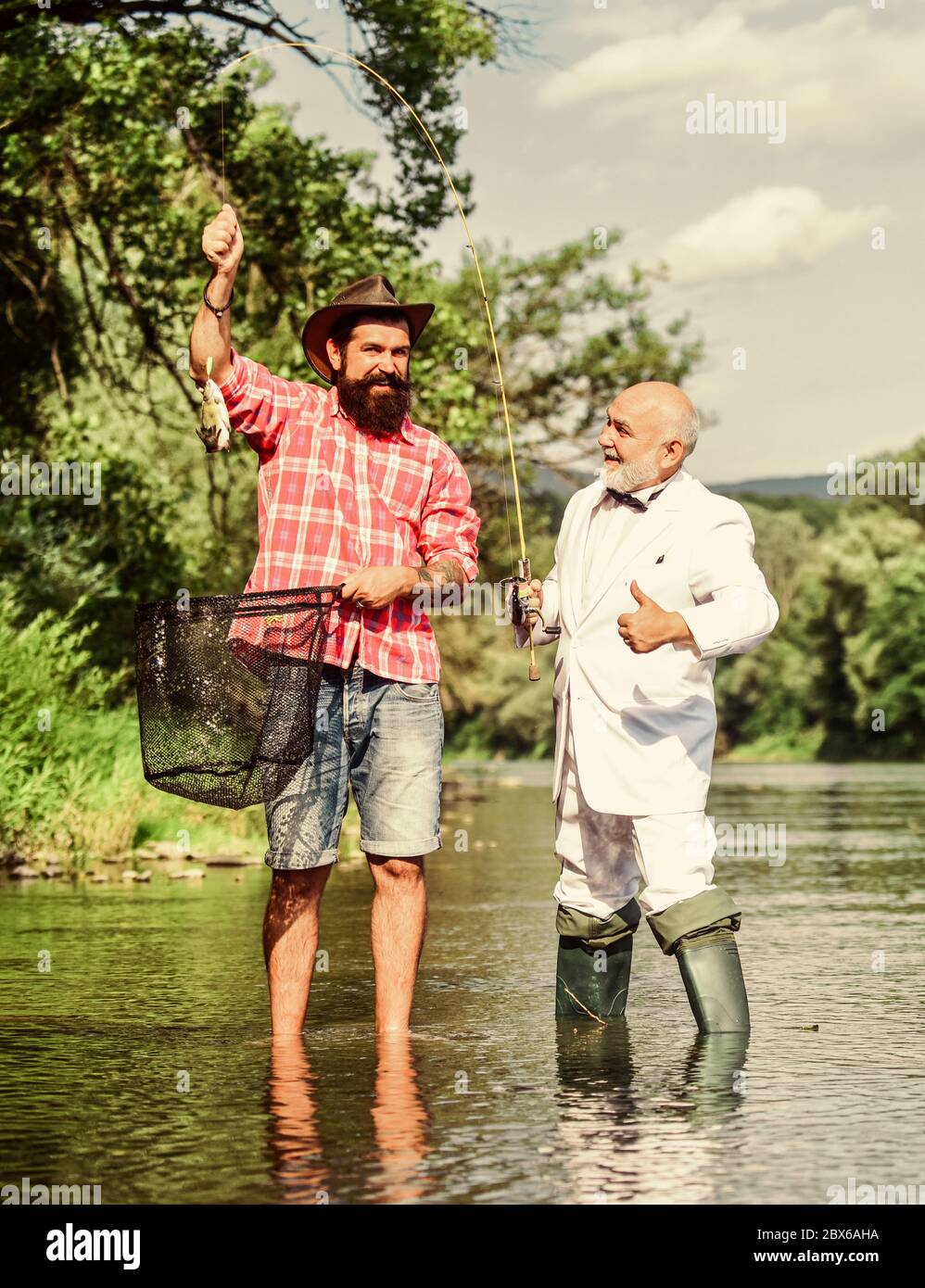 Compagno di pescatori. Buona cattura. Uomo Barbuto pesca. La giornata della famiglia. Hobby e ricreazione. La cattura del pesce con un amico. Amici cattura del pesce. Lucky e qualificati. I filatori e affrontare. Bella la cattura. Esca e gancio. Foto Stock